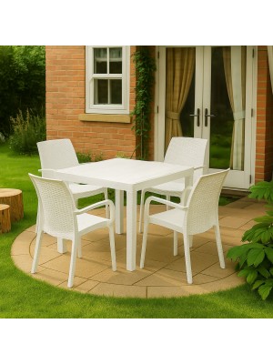 Vista ambientata set pranzo tavolo dallas 80x80 con 4 sedie indiana con bracicoli in polipropilene simil rattan colore bianco