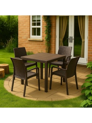 Vista ambientata set pranzo tavolo dallas 80x80 con 4 sedie indiana con bracicoli in polipropilene simil rattan colore marrone