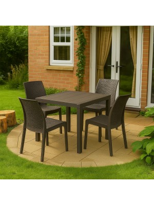 Vista ambientata set pranzo tavolo dallas 80x80 con 4 sedie virginia in polipropilene simil rattan colore marrone