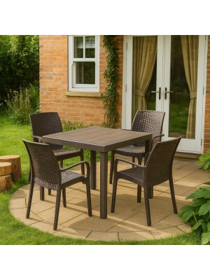 Vista ambientata set pranzo tavolo dallas 80x80 con 4 sedie indiana con bracicoli in polipropilene simil rattan colore tortora