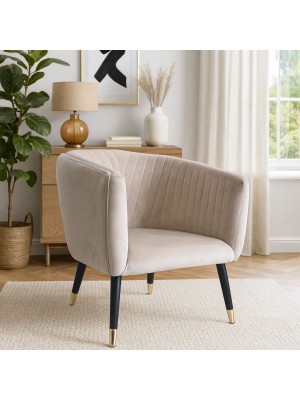 Vista ambientata Poltroncina in Velluto colore Beige con gambe in legno modello Sheyla Totò Piccinni