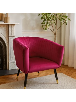 Vista ambientata Poltroncina in Velluto colore Rosso con gambe in legno modello Sheyla Totò Piccinni