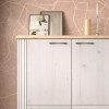 Dettaglio ambientato mobile alto in legno con 4 ante made in italy rovere meringa/rovere cadice modello Icaro Totò Piccinni