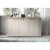 vista ambientata frontale madia in legno con 3 ante made in italy rovere meringa/rovere cadice modello Icaro Totò Piccinni