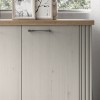 Dettaglio ambientato madia in legno con 3 ante made in italy rovere meringa/rovere cadice modello Icaro Totò Piccinni