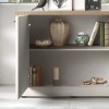 Dettaglio ambientato con ante aperte madia in legno con 3 ante made in italy rovere meringa/rovere cadice modello Icaro Totò Piccinni