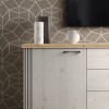 Dettaglio ambientato madia in legno 2 ante e 3 cassetti made in italy rovere meringa/rovere cadice modello Icaro Totò Piccinni