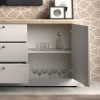 Dettaglio ambientato con anta aperta madia in legno 2 ante e 3 cassetti made in italy rovere meringa/rovere cadice modello Icaro Totò Piccinni