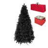 Albero di Natale artificiale di colore nero, pieno e folto, su un supporto. Accanto, in alto a destra, è mostrata una lunga custodia rossa per riporre l'albero. Sotto la custodia, a destra, c'è un contenitore rosso più piccolo con divisori interni, pieno 