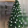 Albero di natale addobbato molto realistico folto con palle bianche e decori Roccaraso Totò Piccinni