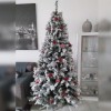 Idea ambientata di Albero di Natale Innevato verde  Bianco Berna con Fiocchi di Neve Artificiale Totò Piccinni addobbato e decorato con palline rosse