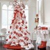Salotto decorato con albero di natale artificiale renon bianco addobbato con palle e fiocchi rossi Totò Piccinni