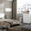 Vista ambientata Cassettiera camera da letto in legno colore "Bianco/Rovere" con 6 cassetti modello Ardesia Totò Piccinni