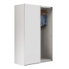 Vista diagonale con anta aperta Armadio classico in legno struttura Bianco con 2 ante scorrevoli, 1 Bianco Opaco e 1 a Speccio modello Sliding Totò Piccinni