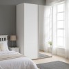 Vista ambientata con ante chiuse Armadio moderno in legno struttura Bianco con 2 ante scorrevoli, 1 Bianco Opaco e 1 a Speccio modello Sliding Totò Piccinni