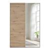 Vista frontale Armadio camera da letto in legno struttura Bianca con due ante scorrevoli, 1 Rovere Artisan e 1 a Specchio modello Sliding Totò Piccinni