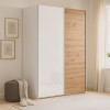 Vista ambientazione Armadio in legno struttura Bianca con due ante scorrevoli, 1 Rovere Artisan e 1 Bianco Lucido modello Sliding Totò Piccinni