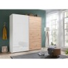 Vista ambientata Armadio guardaroba design in legno struttura Bianco con due ante scorrevoli, 1 Bianco Lucido e 1 Rovere Artisan modello Sliding Totò Piccinni