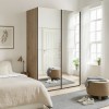 Vista ambientazione con ante chiuse Armadio moderno in legno struttura Rovere Artisan con 2 ante scorrevoli a specchio modello Sliding Totò Piccinni
