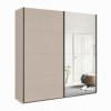 Vista diagonale con ante chiuse Armadio moderno in legno struttura Cashmere con 2 ante scorrevoli cashmere lucido e specchio modello Sliding Totò Piccinni