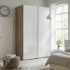 Vista ambientata con ante chiuse Armadio moderno in legno struttura Noce Brera con 2 ante scorrevoli Bianco Lucido modello Sliding Totò Piccinni