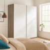 Vista ambientazione con ante chiuse Armadio moderno in legno struttura Noce Brera con 2 ante scorrevoli Bianco Lucido modello Sliding Totò Piccinni
