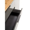Dettaglio cassetto Madia con cassetti in legno colore "Grigio Laccato/Rovere Miele" con 2 ante e 4 cassetti modello Zenit Totò Piccinni