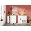 Vista ambientata Mobile doppio cassettone in legno colore "Bianco Laccato/Rovere Riviera" con 6 cassetti modello Orbis Totò Piccinni