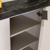 Dettaglio anta Base Multiuso in legno colore" Cashmere/Effetto Marmo Nero" con 3 ante modello Teca Totò Piccinni
