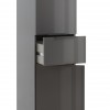 Dettaglio cassetto mobile colonna bagno in legno con 2 anta e 1 cassetto grigio laccato/rovere miele modello Orbis Totò Piccinni