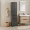 Vista ambientata mobile colonna bagno in legno con 2 anta e 1 cassetto grigio laccato/rovere miele modello Orbis Totò Piccinni