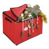 scatola contenitore rossa con addobbi natalizi dorati e palline di natale. Marchio Totò Piccinni