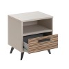 Vista diagonale Comodino in legno colore "Cannettato/Cashmere" con 1 cassetto e 1 vano modello Zefiro Totò Piccinni