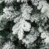 Floccatura su ramo e rametti coperti artificialmente da neve bianca di un albero di natale verde realistico alaska xone