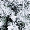 Rami e foglie innevati artificialmente da neve bianca di un albero di natale verde realistico jackie slim xone