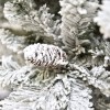 Pigna e rami innevati di un albero di natale artificiale folto verde e bianco gardena xone