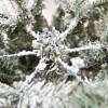 Rami a gancio di un albero di natale innevato verde e bianco con neve artificiale gardena xone