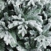 Floccatura su ramo e rametti coperti artificialmente da neve di un albero di natale verde folto realistico Romanov xone