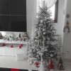 Ambiente domestico decorato con albero di natale realistico con floccatura folto Alaska Xone