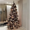 Foto reale di un albero molto folto nero decorato con fiocchi palle e luci Bardonecchia Totò Piccinni
