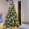 albero natale addobbato noel Totò Piccinni in un salotto con addobbi bianco e oro.