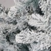 dettaglio dei verdi rami in PVC ricoperti da finta neve artificiale. albero innevato finto Morgex Totò Piccinni