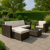 Vista ambientata Set in Polyrattan divano 3 posti, poltrone, pouf e tavolino con piano in vetro modello Carlos Totò Piccinni