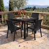 Vista ambientata set pranzo tavolo dallas 80x80 con 4 sedie indiana con bracicoli in polipropilene simil rattan 