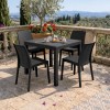 Vista ambientata set pranzo tavolo dallas 80x80 con 4 sedie virginia in polipropilene simil rattan 