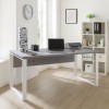 Vista ambientata Scrivania da ufficio in legno colore Cemento con gambe bianche modello Toronto Totò Piccinni