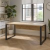 Vista ambientata Scrivania da ufficio in legno colore Rovere Miele con gambe in metallo nere modello Toronto Totò Piccinni