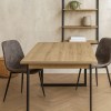 Vista ambientata tavolo allungabile in legno rovere miele con gambe nere modello Kroma Totò Piccinni