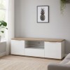Vista ambientata Mobile porta tv in legno colore "Bianco Laccato/Rovere Rivera" con 6 cassetti modello Orbis Totò Piccinni