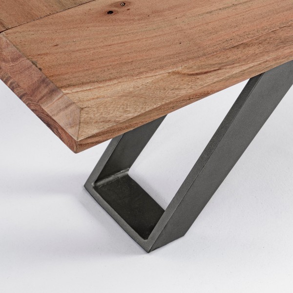 Dettaglio Letto Matrimoniale in legno con gambe in acciaio modello Aron Totò Piccinni